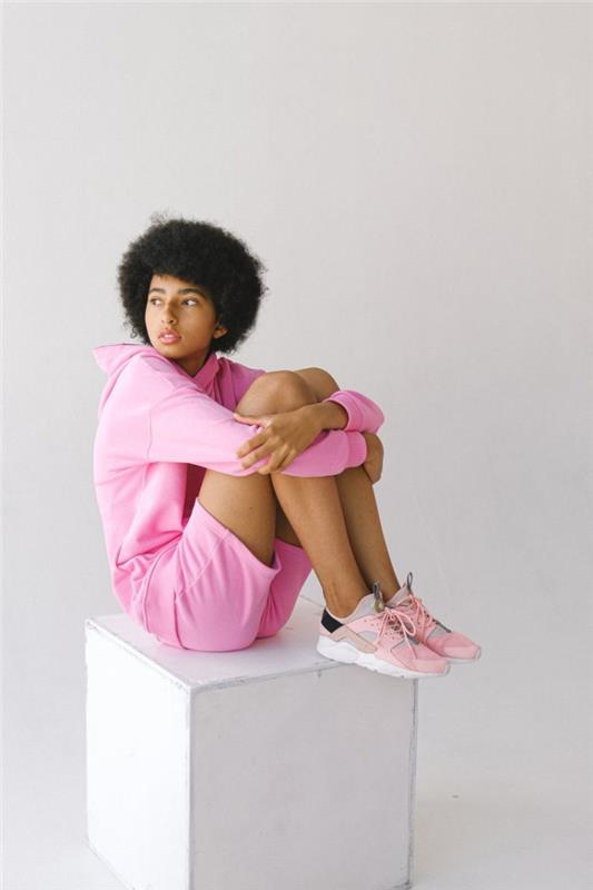 spalvingi sportiniai bateliai nori rožinės ir pilkos spalvos pavyzdys prabangūs sportbačiai moteris rožinė apranga