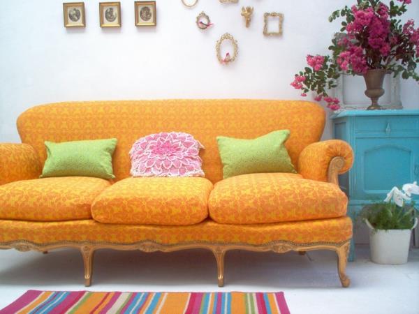 sofa-oranžinė-dekoracija-pigus-biudžetas-kilimas-spalvomis
