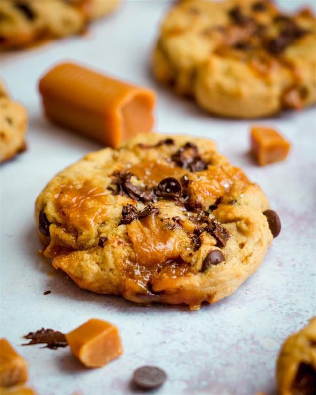 sausainiai su karamelė, paprastas šokoladinių sausainių receptas, karamelės gabaliukai, išmesti ant stalo