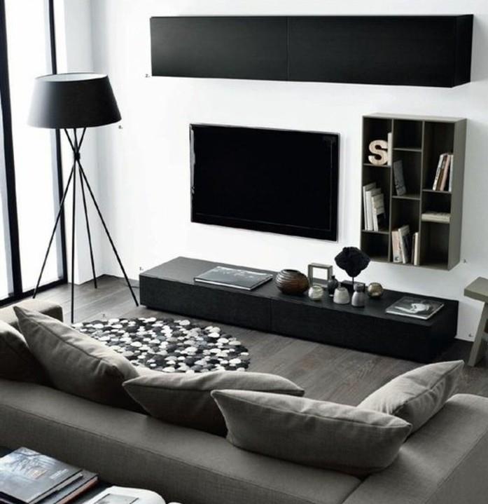 Soggiorno con mobili bassi, divano di tessuto colore grigio, pavimento in legno parket
