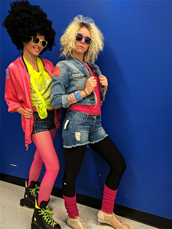 80 -ųjų moterų diskoteka, kurią sudaro šortai, rožinės tinklinės pėdkelnės, spalvingas viršus ir 80 -ųjų šukuosenos perukas