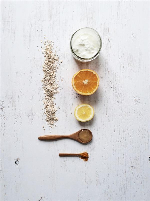 hem nemlendirici hem de peeling yapan çift etkili ballı limonlu yoğurt ve yulaf ezmesi maskesi