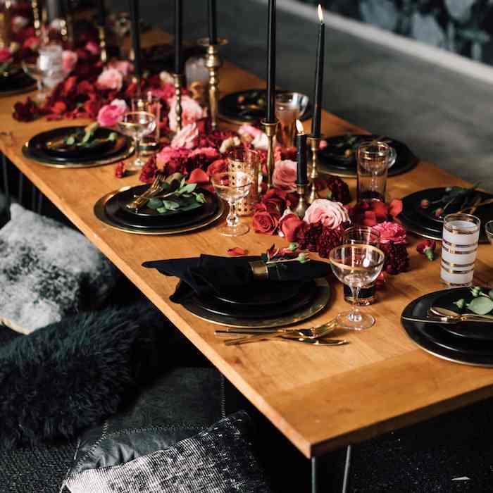 30 metų jubiliejinė tematika kaimiško prašmatnaus stiliaus, puošmena ir rožės bei kitos gėlės ant medinio stalo ir lėkščių, stilingi indai, juodos žvakės