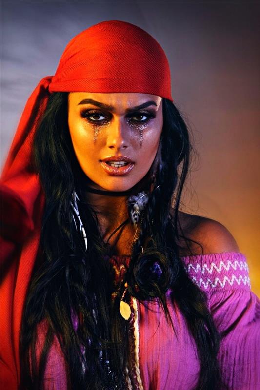 Ideja za ličenje ženskega pirata za glamurozen videz, bleščeče ličilo za oči in zagorelo polt za ženski piratski videz
