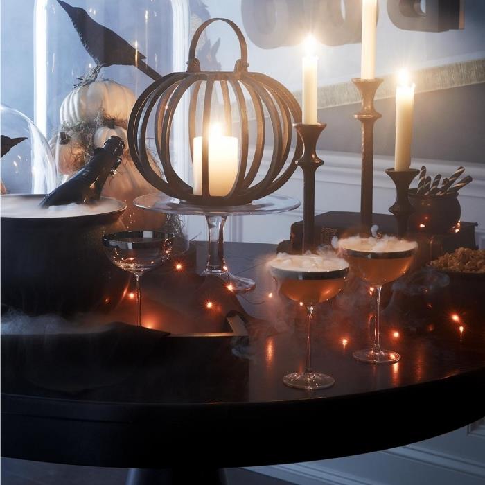 Cadılar Bayramı hazırlıkları, şampanya ve mumlarla masa süslemesi, beyaz balkabağı modelleri