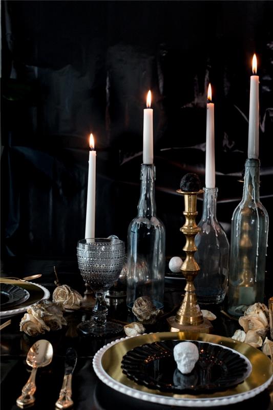 temalı masa dekorasyonu ile cadılar bayramı partisi, küçük polistiren kafatası ve mumluklar ile altın tabak