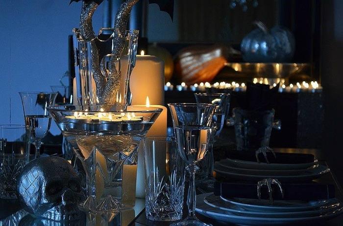 cadılar bayramı için yemek masasının nasıl dekore edileceğine dair fikir, tabak ve bardaklarla cam masa servisi