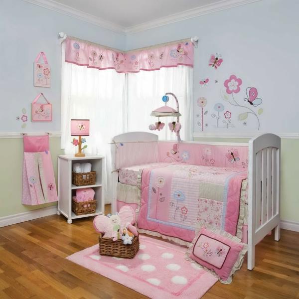 kız bebek odası için laminat-ahşap-zemin-ve-pembe-beyaz-mobilyalar