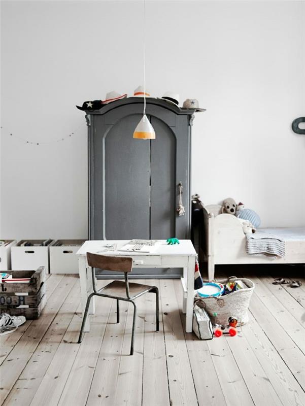 baltas stalas, medinė kėdė, pilkai nudažyta spinta, berniuko miegamojo dekoravimo idėjos