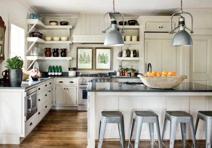 maža įrengta virtuvė, pilkos tolix kėdės, baltos spintelės, sieninės lentynos, baltos virtuvės spintelės, balta ir medinė virtuvė