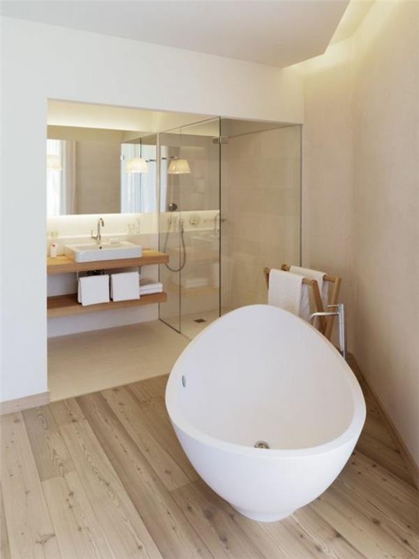 šviesios parketo grindys-ovalios-baltos-vonios-vonios-šviesios-medinės grindys-veidrodinė siena