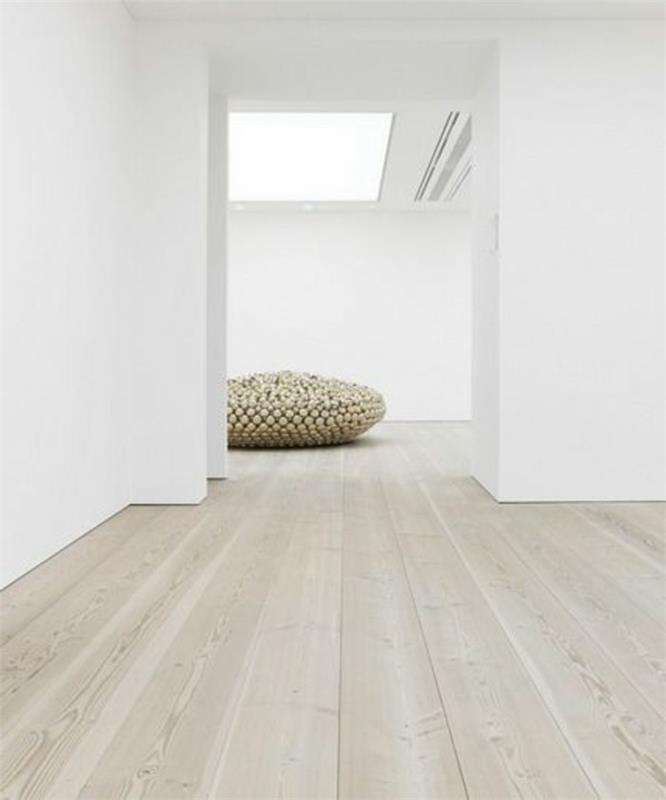parke-zemin-beyaz-duvarlar-alçak-sandalye-minimalist-iç-beyaz-bej