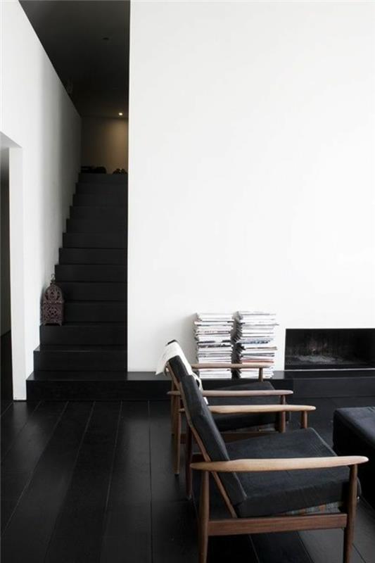 juodos parketo grindys-interjeras-laiptai-juodas-muilas-juodas-parketas-medinė-kėdė ir baltos sienos