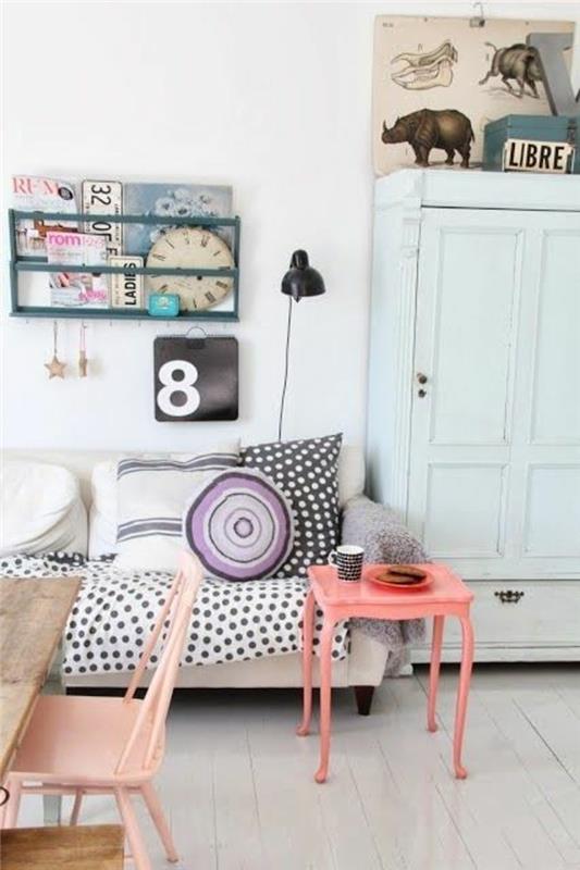 smėlio spalvos grindų grindys-smėlio spalvos sofa-interjero pagalvėlės-juoda skaitymo lempa-svetainės-baldai