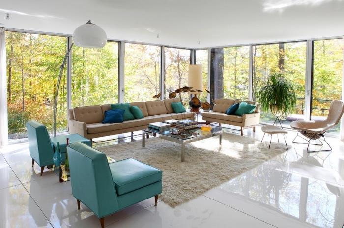 bej kanepeler ve sandalye, yumuşak beyaz halı, beyaz zemin ve duvar kaplaması, tasarım sehpa, mavi koltuklar