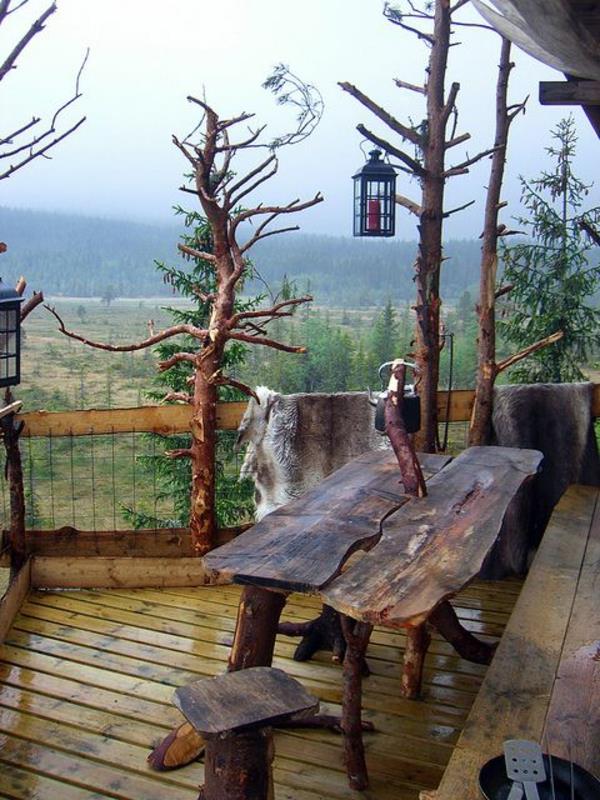 pirmas aukštas-medinis stalas-išorė-terasa-kraštovaizdis-gražus vaizdas