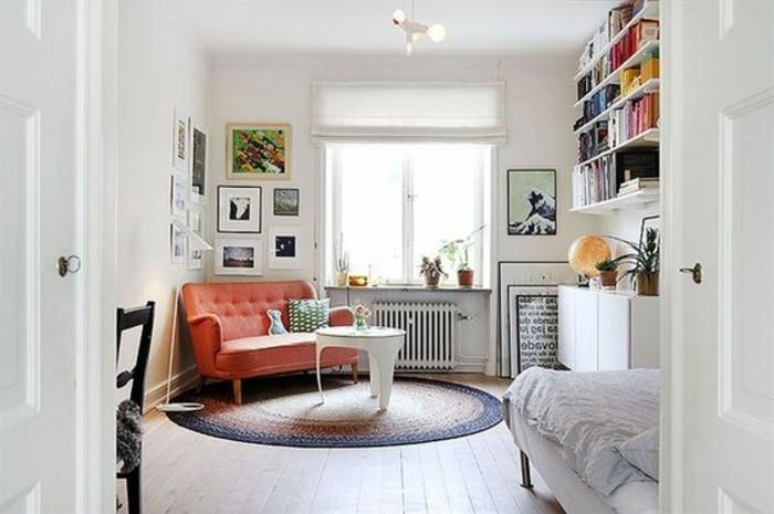 un'idea per a redare piccoli appartamenti con pareti bianchi, bir vintage divano arancione e una libreria sospesa
