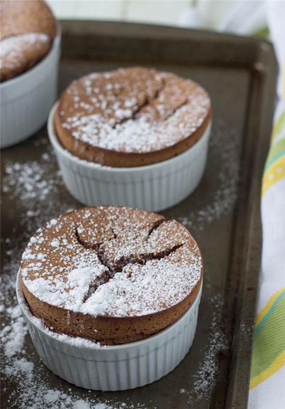 kalıpta iyi monte edilmiş çikolatalı sufle-iki sufle