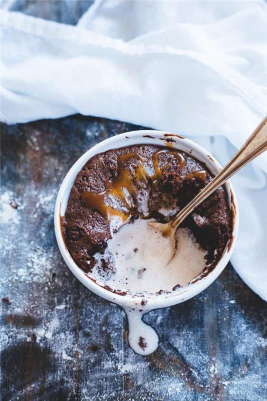 karamel ve beyaz soslu çikolatalı sufle