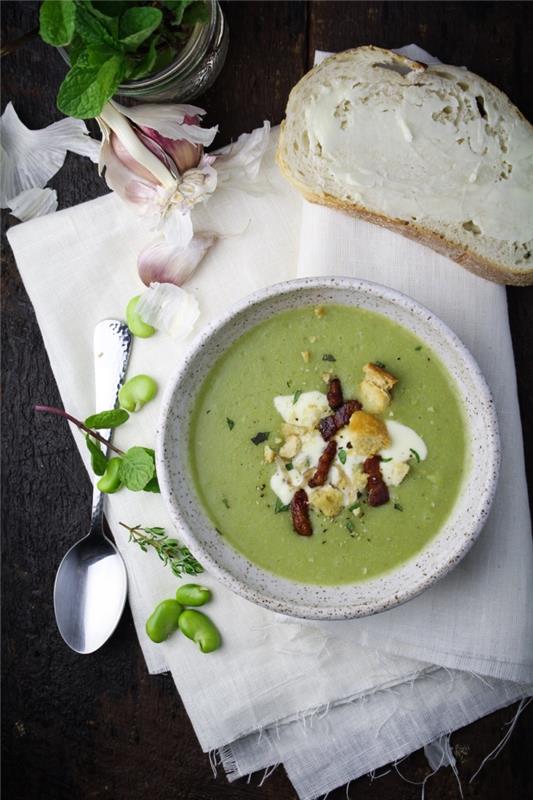 stročji fižol, mascarpone in meta, s tankimi rezinami hrustljave pancete