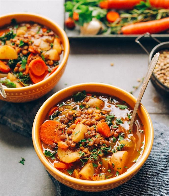 sebzeli, havuçlu, patatesli ve maydanozlu mercimek çorbası, kolay vegan etsiz yemek tarifi