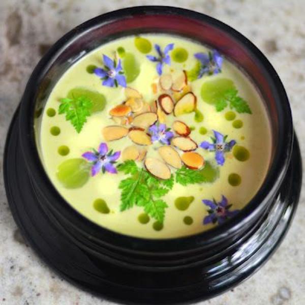kremna juha z užitnimi cvetovi
