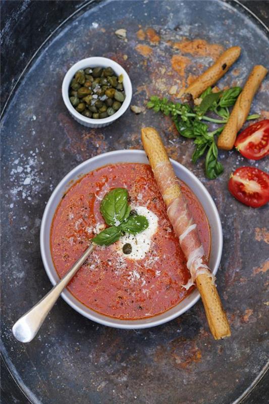 hladna paradižnikova in kaprena juha, vroča ali hladna, gazpacho s pršutovimi pecivi