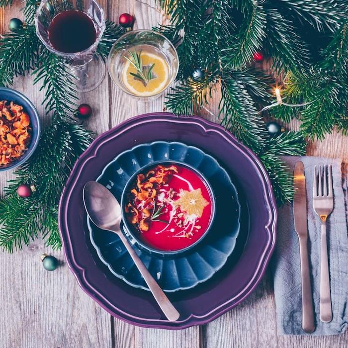 orijinal Noel başlangıç, pancar ve zencefil çorbası, önceden hazırlamak için tatil başlangıç ​​fikri
