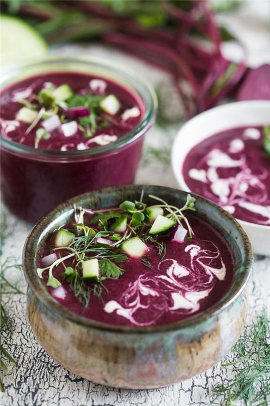 recept za gazpacho iz pese, posuto s svežimi zelišči, z vitamini bogato in odžejano hladno juho