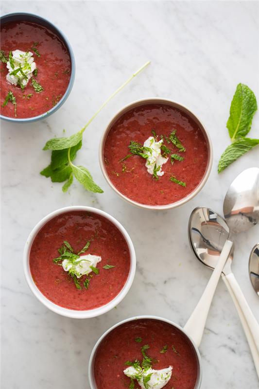 osvežujoč in izviren recept za hladno paradižnikovo in jagodno juho, okrašeno z ricotto