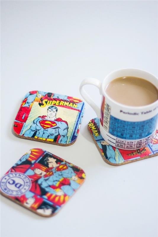 padėkliukai su super herojais iš stebuklų visatos ir puodelis kavos su periodiniu stalu, neįprastas dovana