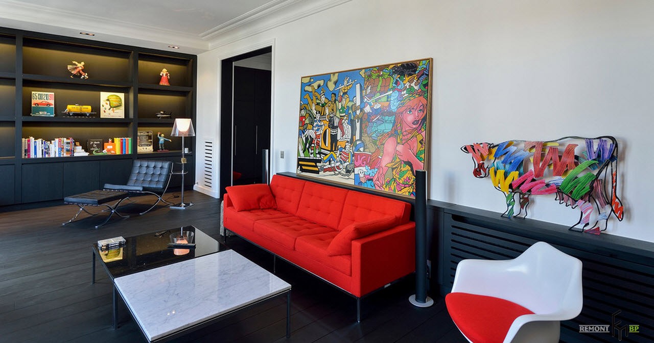Raudona sofa