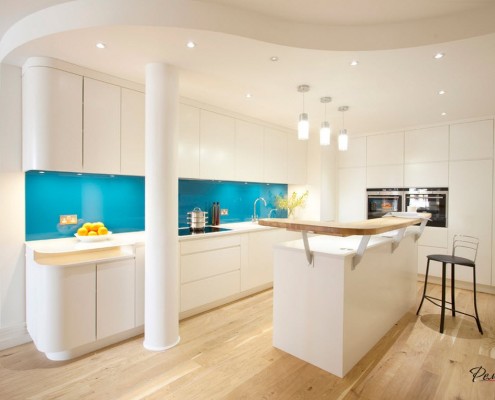 Cozinha iluminada com detalhes em azul