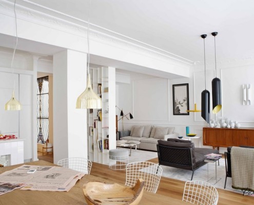 Quarto de estilo contemporâneo com muitos acessórios