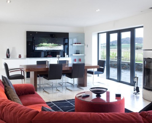 Quarto espaçoso com conjunto macio vermelho