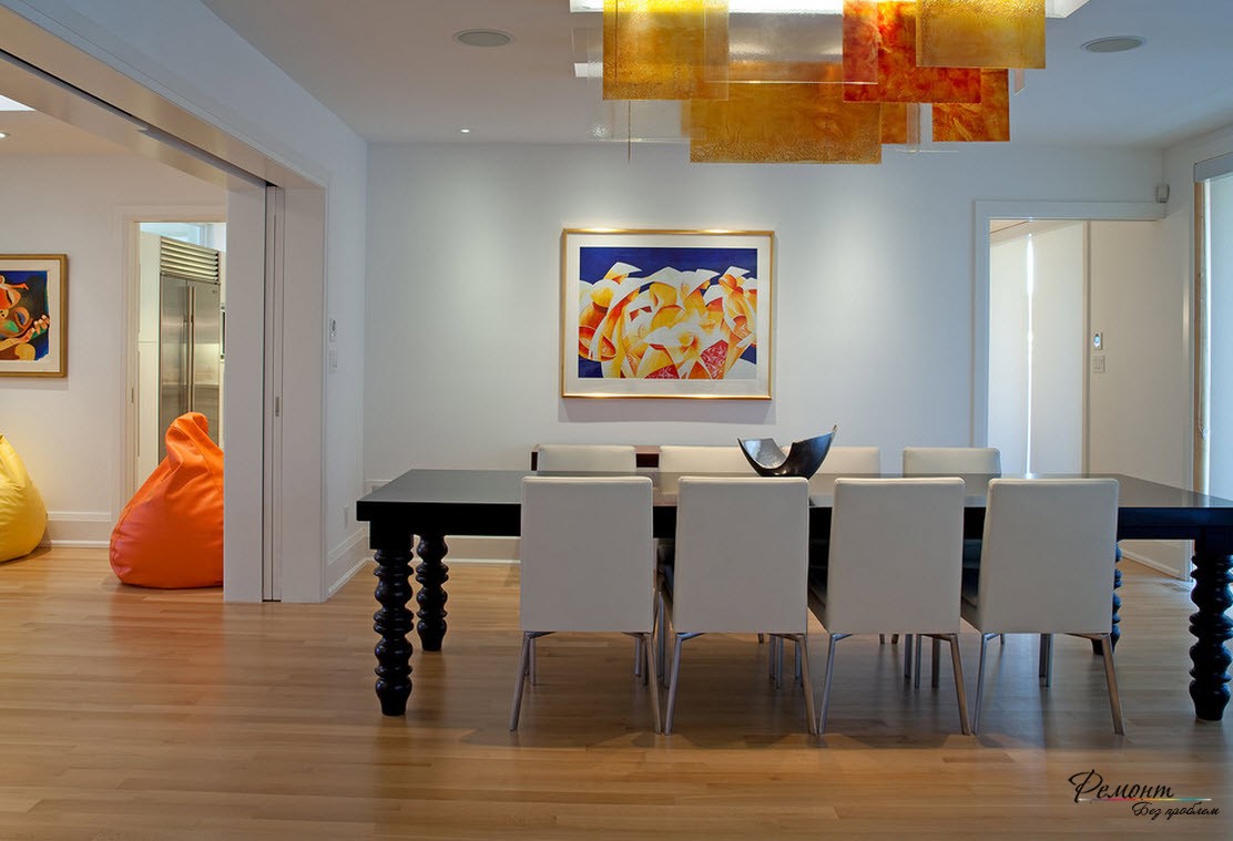 Sala de jantar com elementos coloridos