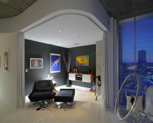 Uma sala incomum no estilo dos clássicos modernos