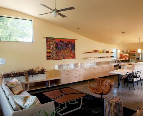 Grande sala de estar com mesa de centro incomum