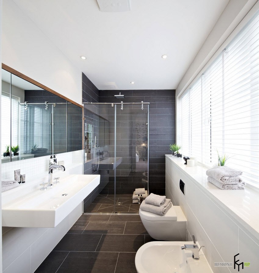 Bagno con doccia scuro