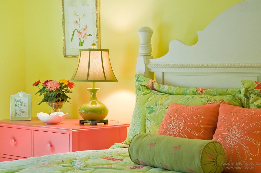 Camera da letto femminile verde chiaro in stile moderno