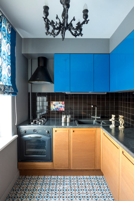 cucina blu in un piccolo appartamento