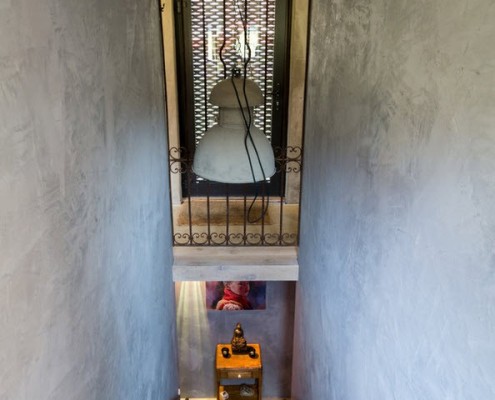 Escalera en una casa sobre el agua