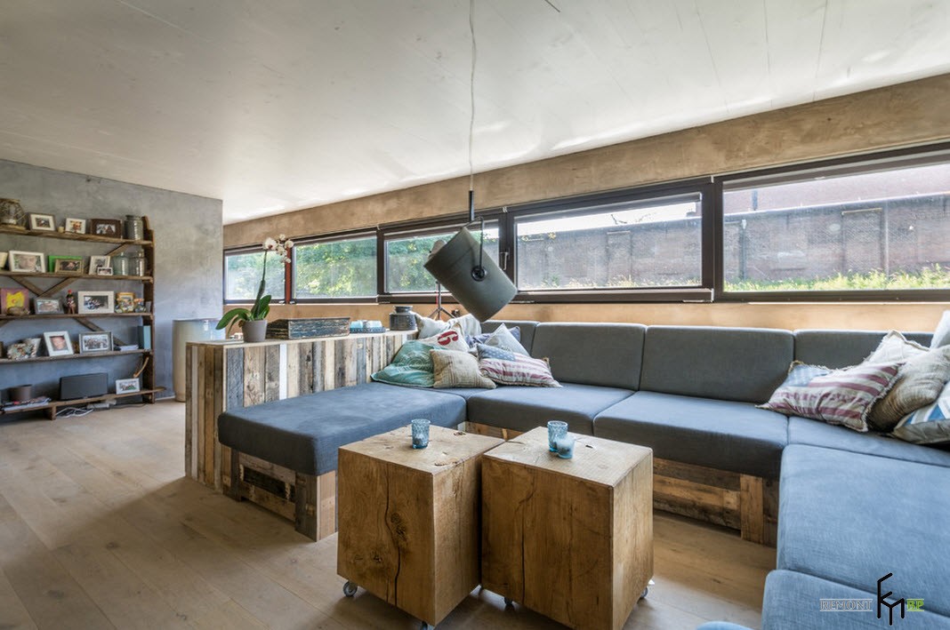 Sala de estar en una casa sobre el agua.