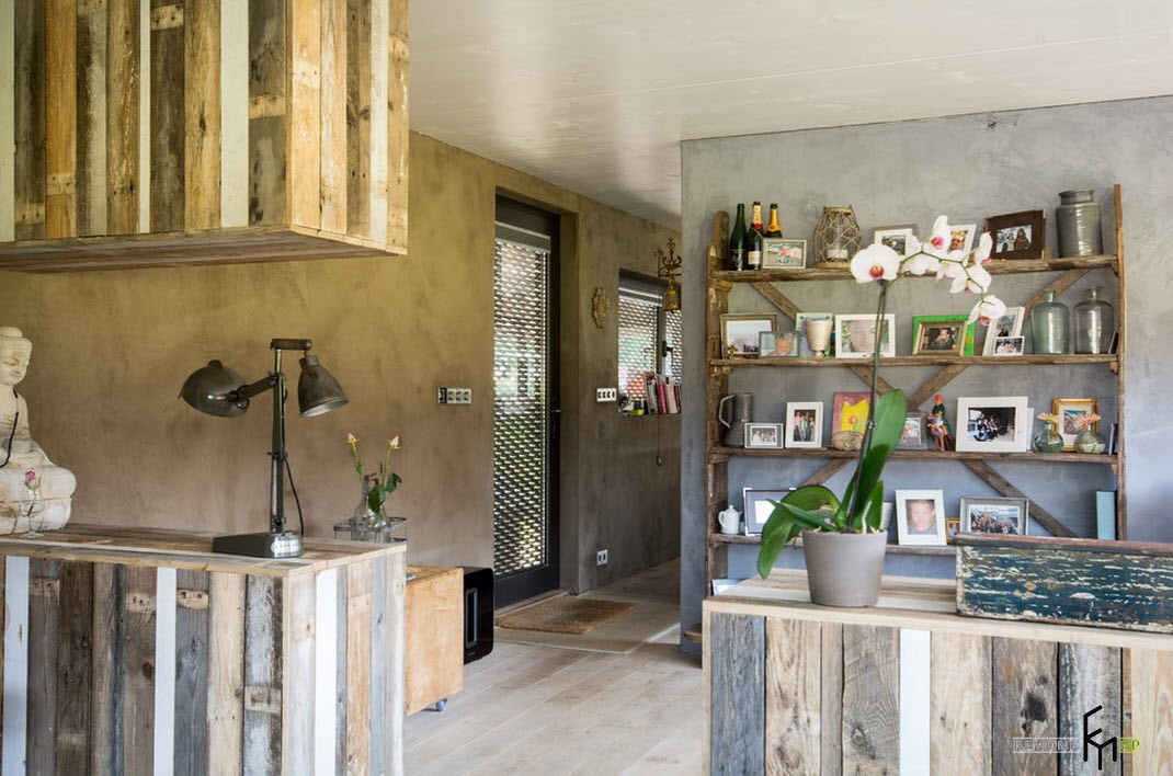 Una habitación en una casa sobre el agua.