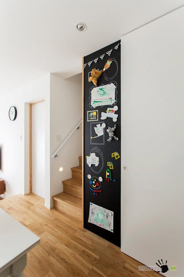 Quadro magnético na frente das escadas para o segundo andar