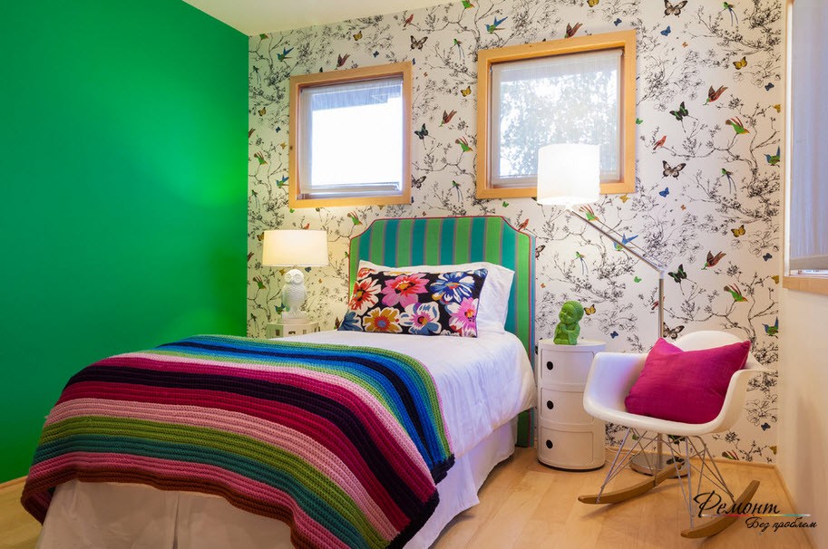 A cor verde brilhante se repete na cabeceira da cama - um interior exclusivo é fornecido