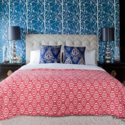 寝室の壁紙はベッドの装飾的な枕を反映しています