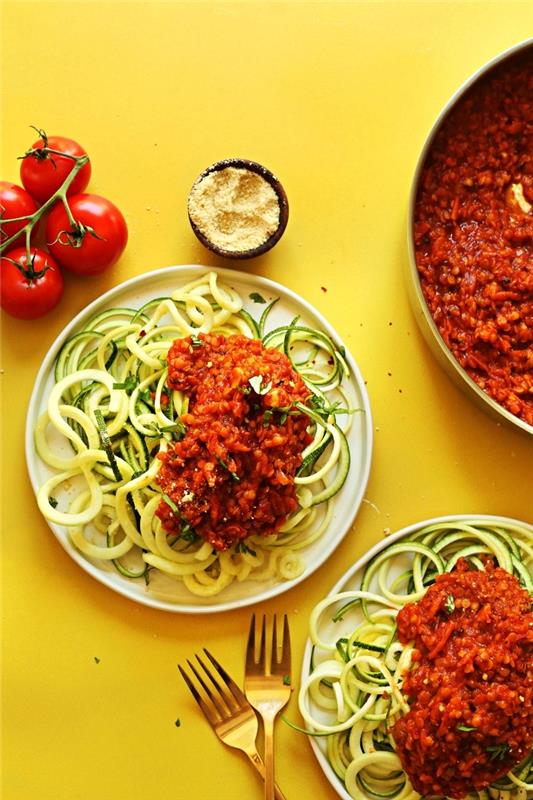 recept za špagete iz bučk z bolonjsko omako iz leče, recept z bučkami za pripravo testenin z nizko vsebnostjo ogljikovih hidratov