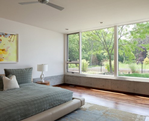 Ventana con vista al jardín en el dormitorio.