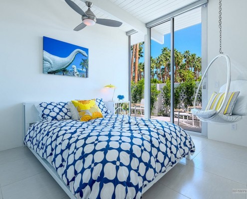 Interior del dormitorio en colores azul y blanco.